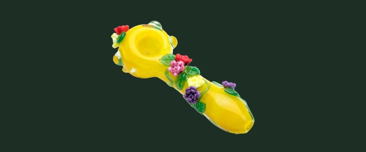 Smoking pipe with flowers on it