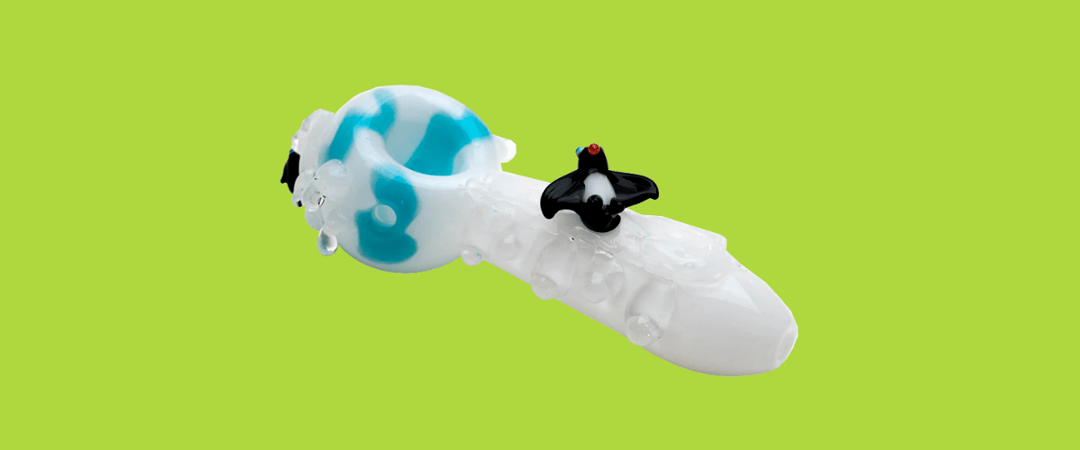 Smoking pipe with penguins on it